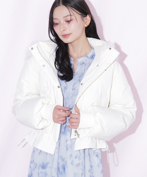 JILL by JILL STUART(ジルバイジルスチュアート)の「【WEB先行カラーあり】フェイクファー付きペプラムショートダウン(ダウンジャケット/コート・レディース・ホワイト/ブラック/ホワイト系その他/ピンク/ブルー・SMALL/MEDIUM)」の17枚目の写真