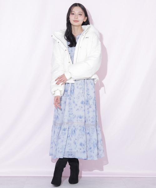 JILL by JILL STUART(ジルバイジルスチュアート)の「【WEB先行カラーあり】フェイクファー付きペプラムショートダウン(ダウンジャケット/コート・レディース・ホワイト/ブラック/ホワイト系その他/ピンク/ブルー・SMALL/MEDIUM)」の21枚目の写真