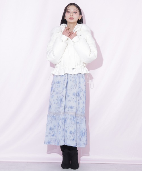 JILL by JILL STUART(ジルバイジルスチュアート)の「【WEB先行カラーあり】フェイクファー付きペプラムショートダウン(ダウンジャケット/コート・レディース・ホワイト/ブラック/ホワイト系その他/ピンク/ブルー・SMALL/MEDIUM)」の19枚目の写真