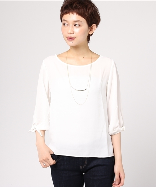 Honeys（ハニーズ）の「アクセ付袖リボンブラウス（シャツ/ブラウス・レディース・オフホワイト/ブラック/ホワイト×レッド/ブルー系その他/ベージュ/ピンク/ホワイト×イエロー・M/L）」の2枚目の写真