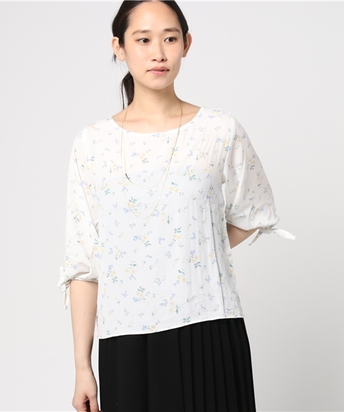 Honeys（ハニーズ）の「アクセ付袖リボンブラウス（シャツ/ブラウス・レディース・オフホワイト/ブラック/ホワイト×レッド/ブルー系その他/ベージュ/ピンク/ホワイト×イエロー・M/L）」の3枚目の写真