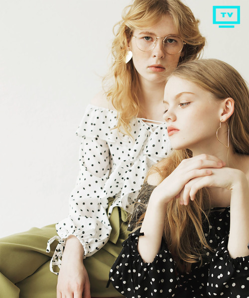 REDYAZEL（レディアゼル）の「【TVオンエアー】２WAYオフショルドットフリルブラウス（シャツ/ブラウス・レディース・ホワイト系その他/ブラック系その他/ブルー系その他・FREE/SMALL）」の2枚目の写真