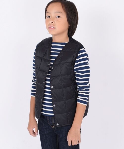 TAION(タイオン)の「【WEB限定】TAION:キッズ ダウン ベスト(100~140cm)(ダウンベスト・キッズ・ブラック/ベージュ/グリーン/ネイビー/レッド・100/110/120/130/140)」の2枚目の写真