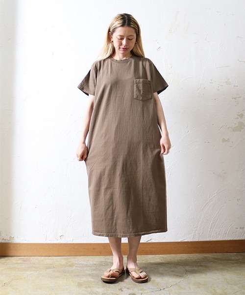 Goodwear(Since1983)（グッドウェア）の「【MADE IN USA】S/S POCKET ONEPIECE LONG / ショートスリーブポケット ワンピース ロング（ワンピース・レディース・ダークオリーブ/ベージュ/ヘザーグレー/ブラウン/ブラック系その他/ピンク系その他/ホワイト/グレイッシュベージュ/ブルー系その他/ナチュラル/グレー系その他/オリーブ/レッド/ライトグリーン/チャコールグレー/ライトイエロー/ブラウン系その他/コバルトブルー/グリーン/スモークピンク/ブラック/ブルー系その他3/グリーン系その他/パープル系その他/オレンジ系その他/カーキ系1/モスグリーン/コーラルピンク/オレンジ系その他2/ブラウン系その他2/グレー系その他3/ネイビー/レッド系その他/クリーム/オレンジ系その他3/ライトグリーン系1・MEDIUM/LARGE）」の8枚目の写真