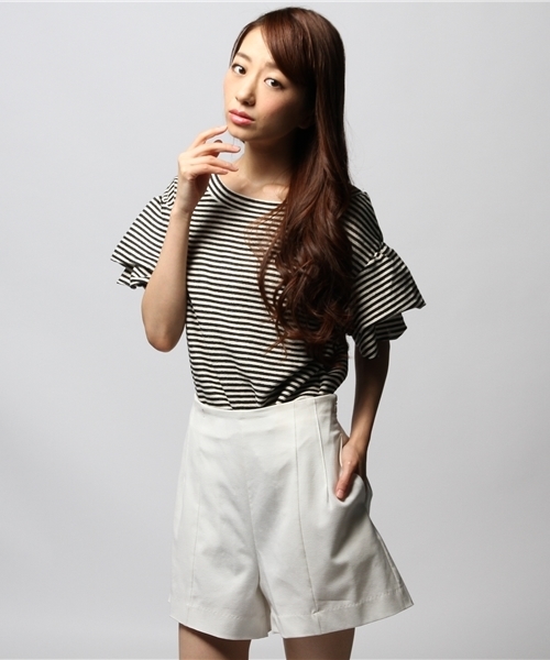 ROSE BUD（ローズバッド）の「LCTT-141120 C/N RUFFLE/S P/O（Tシャツ/カットソー・レディース・ホワイト/ネイビー/ホワイト×イエロー/ホワイト×ブルー/ブルー/レッド/ホワイト×ブラック・ONE SIZE）」の3枚目の写真