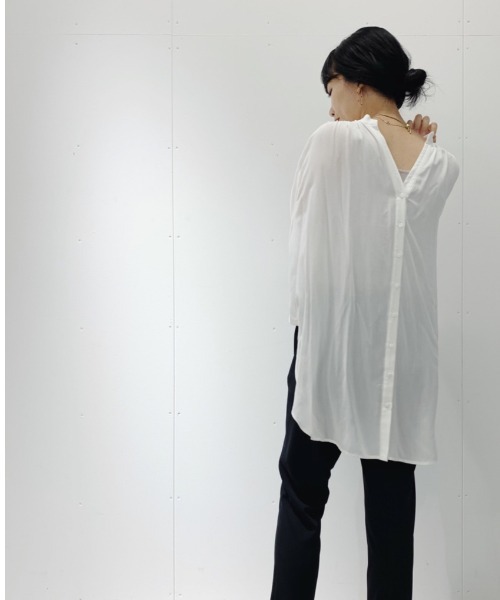 SHENERY(シーナリー)の「2WAYギャザーチュニックブラウス(シャツ/ブラウス・レディース・ブラック/オフホワイト/イエロー・FREE)」の2枚目の写真