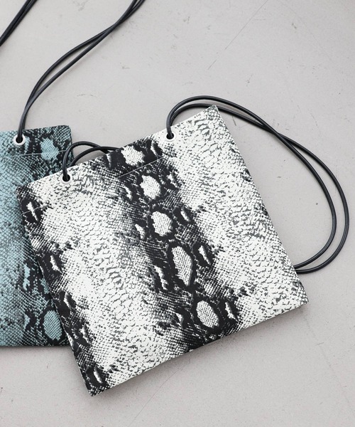 LAKOLE（ラコレ）の「アソートスクエアトートバッグ / 945459（トートバッグ・レディース・オフホワイト/その他1/ブラック/ロイヤルブルー・FREE）」の2枚目の写真