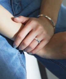 Nius（ニウス）の「Taaii / SILVER WIDE STUDS EAR RING：シルバーワイドスタッズイヤリング（リング）」