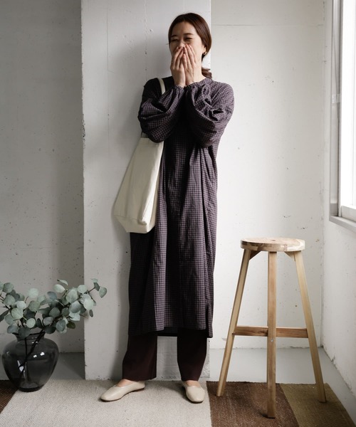 URBAN RESEARCH DOORS（アーバンリサーチドアーズ）の「チェックギャザースリーブワンピース（ワンピース・レディース・チャコールグレー/ライトグレー・ONE）」の6枚目の写真