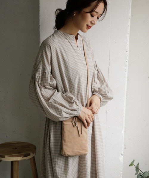 URBAN RESEARCH DOORS（アーバンリサーチドアーズ）の「チェックギャザースリーブワンピース（ワンピース・レディース・チャコールグレー/ライトグレー・ONE）」の14枚目の写真