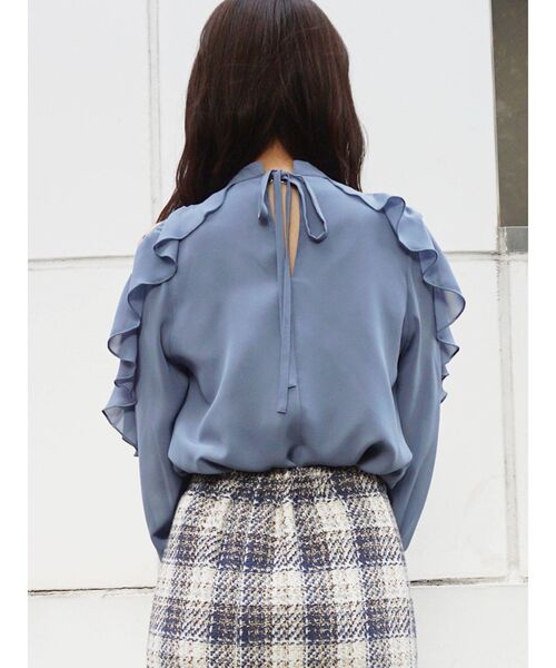 MERCURYDUO(マーキュリーデュオ)の「2WAYオープンショルダーラッフルブラウス(シャツ/ブラウス・レディース・ブラウン/オフホワイト/ブルー・FREE)」の10枚目の写真