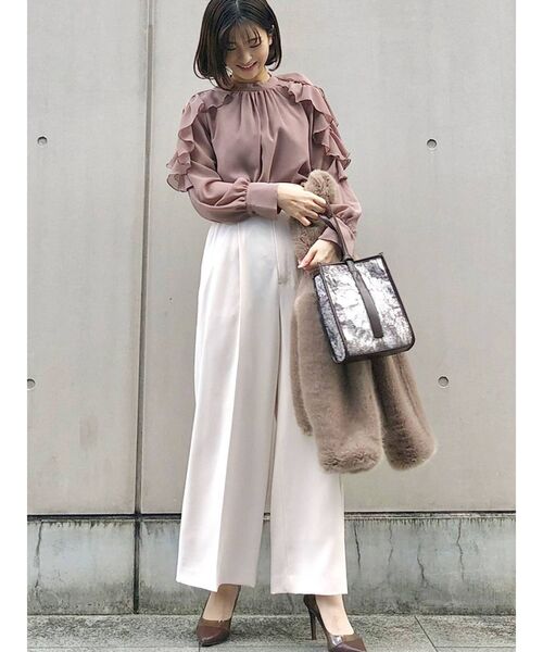 MERCURYDUO(マーキュリーデュオ)の「2WAYオープンショルダーラッフルブラウス(シャツ/ブラウス・レディース・ブラウン/オフホワイト/ブルー・FREE)」の21枚目の写真