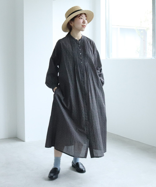 PAR ICI(パーリッシィ)の「ローンシャンブレー小紋柄抜染プリント ピンタックワンピース(シャツワンピース・レディース・ブラック/サックスブルー・FREE)」の2枚目の写真