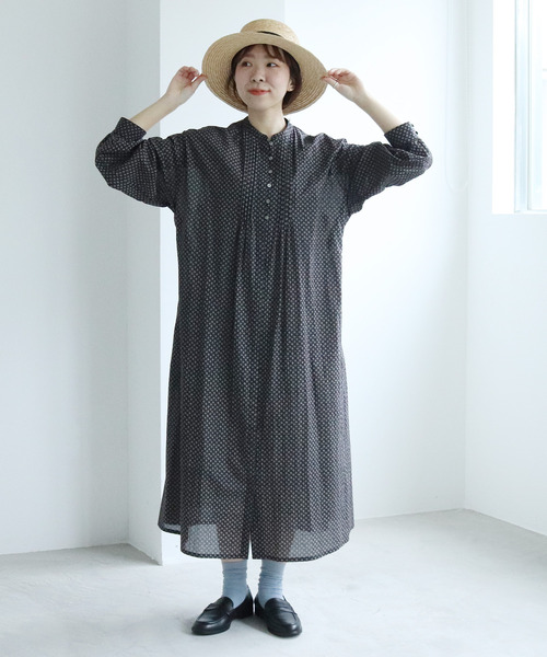 PAR ICI(パーリッシィ)の「ローンシャンブレー小紋柄抜染プリント ピンタックワンピース(シャツワンピース・レディース・ブラック/サックスブルー・FREE)」の20枚目の写真