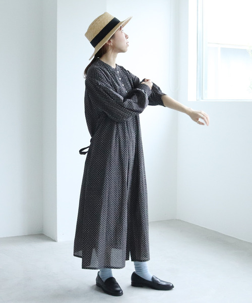 PAR ICI(パーリッシィ)の「ローンシャンブレー小紋柄抜染プリント ピンタックワンピース(シャツワンピース・レディース・ブラック/サックスブルー・FREE)」の22枚目の写真