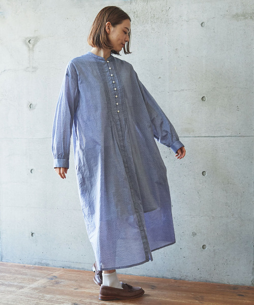 PAR ICI(パーリッシィ)の「ローンシャンブレー小紋柄抜染プリント ピンタックワンピース(シャツワンピース・レディース・ブラック/サックスブルー・FREE)」の3枚目の写真