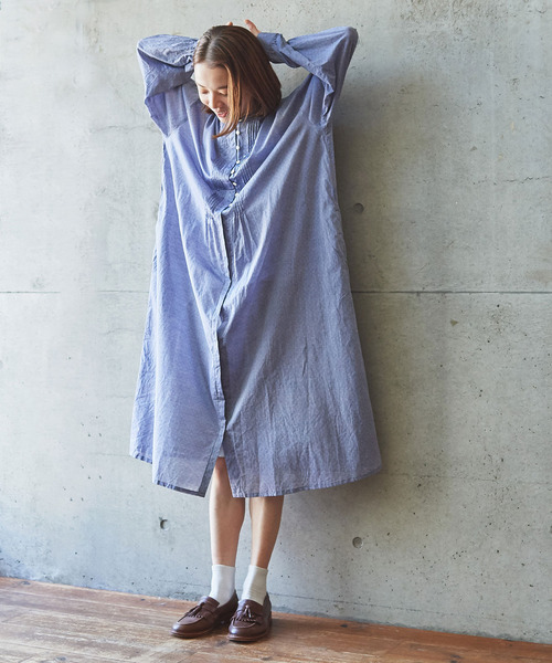 PAR ICI(パーリッシィ)の「ローンシャンブレー小紋柄抜染プリント ピンタックワンピース(シャツワンピース・レディース・ブラック/サックスブルー・FREE)」の5枚目の写真