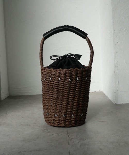 CURI BISCUI（キュリ　ビスキュイ）の「スタッズデザイン カゴバッグ（トートバッグ・レディース・ブラウン/グレー/ベージュ×ブラック・FREE）」の2枚目の写真