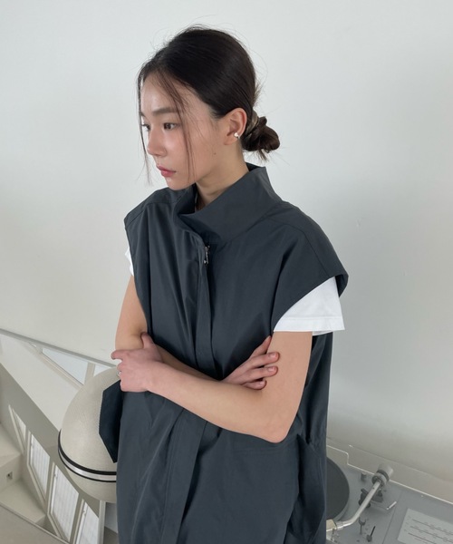 Didot.showroom（ディドット ショールーム）の「スタンドカラーロングベスト（ベスト・レディース・カーキ/ダークグレー・FREE）」の7枚目の写真