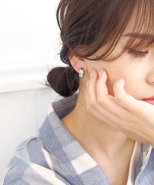 SALON（サロン）の「金具が目立たないぷっくりフープイヤリング（イヤリング・レディース・ゴールド/シルバー・FREE）」の5枚目の写真