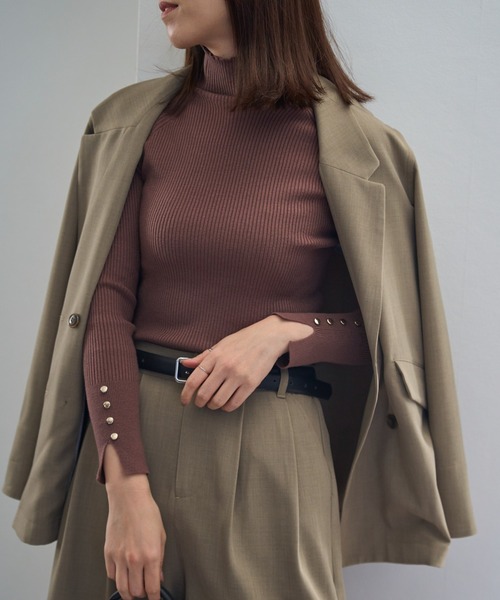 TRIANGLE PALETTE(トライアングルパレット)の「袖釦ボトルネックリブニット(ニット/セーター・レディース・ライトグレー/ベージュ/ブルー/アイボリー/ブラック/ラベンダー/ブラウン/ミント・FREE)」の4枚目の写真