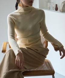 袖釦ボトルネックリブニット