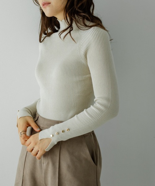 TRIANGLE PALETTE(トライアングルパレット)の「袖釦ボトルネックリブニット(ニット/セーター・レディース・ライトグレー/ベージュ/ブルー/アイボリー/ブラック/ラベンダー/ブラウン/ミント・FREE)」の3枚目の写真