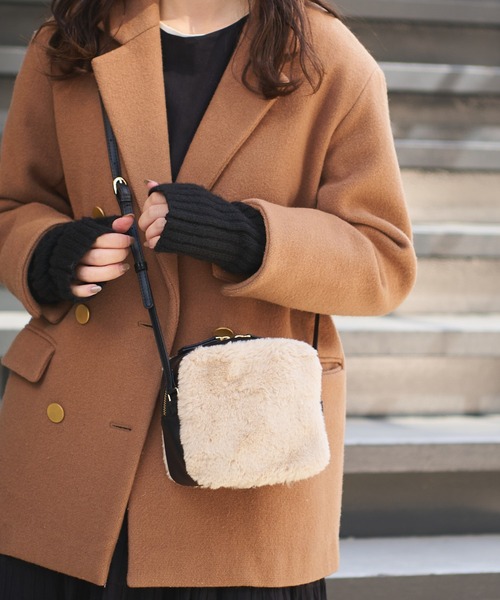 Actually（アクチュアリー）の「ショルダーバッグ キューブファー（ショルダーバッグ・レディース・ブラック/グレー/アイボリー・フリー）」の2枚目の写真