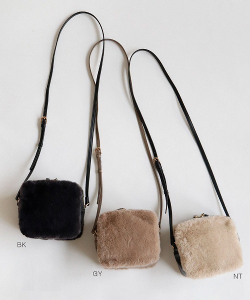 Actually（アクチュアリー）の「ショルダーバッグ キューブファー（ショルダーバッグ・レディース・ブラック/グレー/アイボリー・フリー）」の7枚目の写真