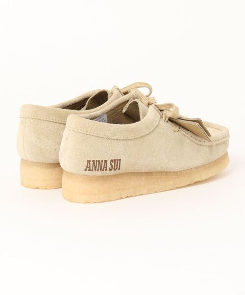 ANNA SUI(アナスイ)の「Clarks Wmns Wallabee ANNA SUI atmos(WOMENS)(ブーツ・レディース・ベージュ・UK3.5/UK4/UK5/UK5.5/UK6/UK3)」の2枚目の写真