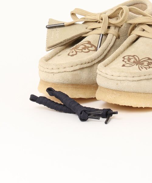 ANNA SUI(アナスイ)の「Clarks Wmns Wallabee ANNA SUI atmos(WOMENS)(ブーツ・レディース・ベージュ・UK3.5/UK4/UK5/UK5.5/UK6/UK3)」の4枚目の写真