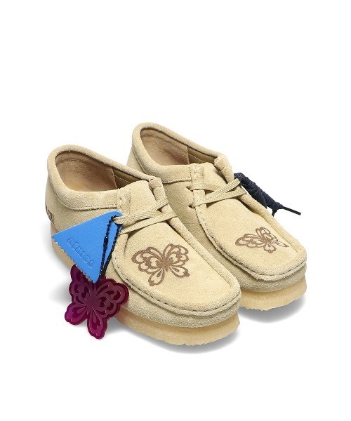 ANNA SUI(アナスイ)の「Clarks Wmns Wallabee ANNA SUI atmos(WOMENS)(ブーツ・レディース・ベージュ・UK3.5/UK4/UK5/UK5.5/UK6/UK3)」の1枚目の写真