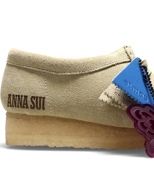 ANNA SUI(アナスイ)の「Clarks Wmns Wallabee ANNA SUI atmos(WOMENS)(ブーツ・レディース・ベージュ・UK3.5/UK4/UK5/UK5.5/UK6/UK3)」の6枚目の写真
