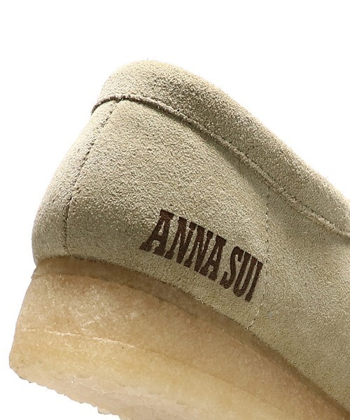 ANNA SUI(アナスイ)の「Clarks Wmns Wallabee ANNA SUI atmos(WOMENS)(ブーツ・レディース・ベージュ・UK3.5/UK4/UK5/UK5.5/UK6/UK3)」の5枚目の写真