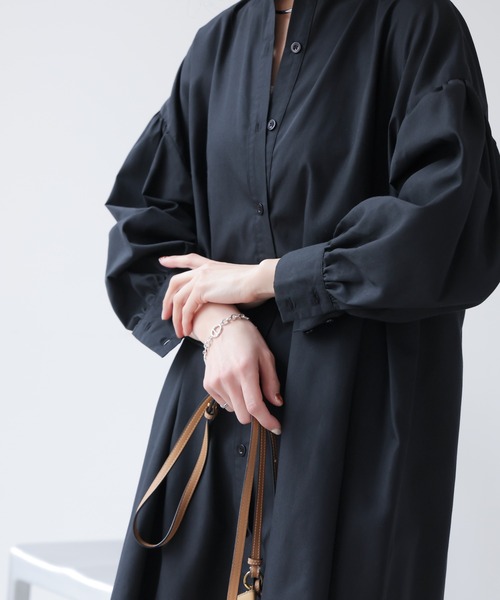 frames RAY CASSIN(フレームスレイカズン)の「WEB限定 ボリュームスリーブバンドカラーワンピース(シャツワンピース・レディース・オフホワイト/レッド/ブラック・FREE)」の5枚目の写真