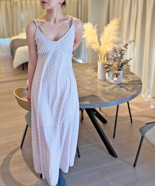 Jewelobe(ジュエローブ)の「スモールモノフラワーマキシキャミワンピース(ワンピース・レディース・ブラック/ベージュ/グリーン・FREE)」の2枚目の写真