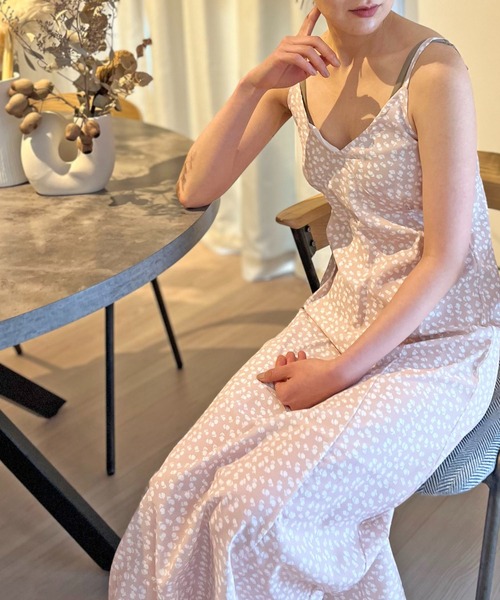 Jewelobe(ジュエローブ)の「スモールモノフラワーマキシキャミワンピース(ワンピース・レディース・ブラック/ベージュ/グリーン・FREE)」の18枚目の写真
