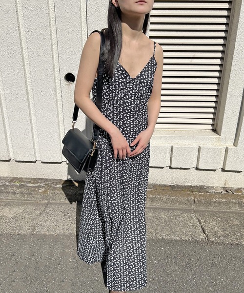 Jewelobe(ジュエローブ)の「スモールモノフラワーマキシキャミワンピース(ワンピース・レディース・ブラック/ベージュ/グリーン・FREE)」の17枚目の写真