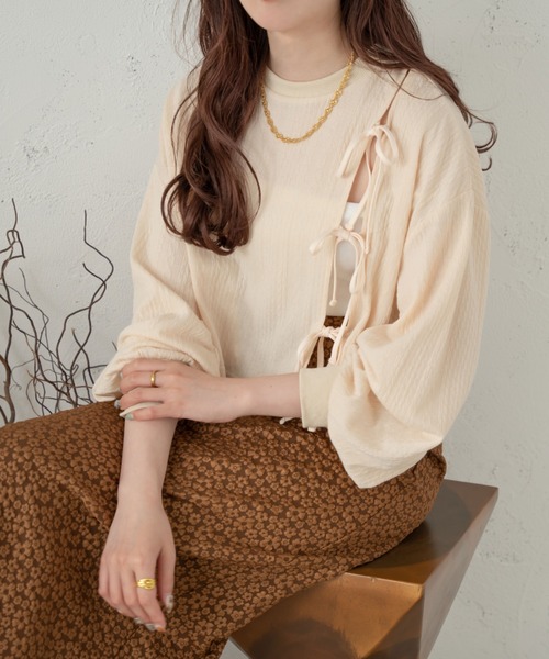 Ambre Ciel(アンブルシエル)の「スリットリボンプルオーバー/【WEB/EC限定商品】(Tシャツ/カットソー・レディース・ブラック/アイボリー/ベージュ・FREE)」の2枚目の写真