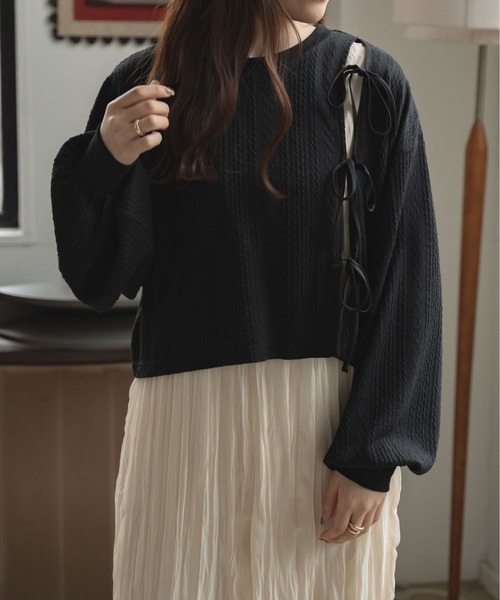 Ambre Ciel(アンブルシエル)の「スリットリボンプルオーバー/【WEB/EC限定商品】(Tシャツ/カットソー・レディース・ブラック/アイボリー/ベージュ・FREE)」の1枚目の写真