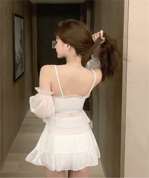 Ritzy（リッツィー）の「オフショルダー ロングパフスリーブ レースアップスカートビキニ 水着（水着・レディース・ブラック/ホワイト・FREE）」の6枚目の写真