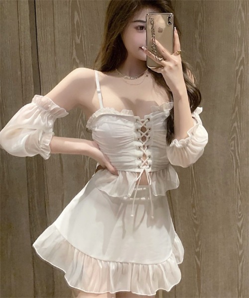 Ritzy（リッツィー）の「オフショルダー ロングパフスリーブ レースアップスカートビキニ 水着（水着・レディース・ブラック/ホワイト・FREE）」の7枚目の写真