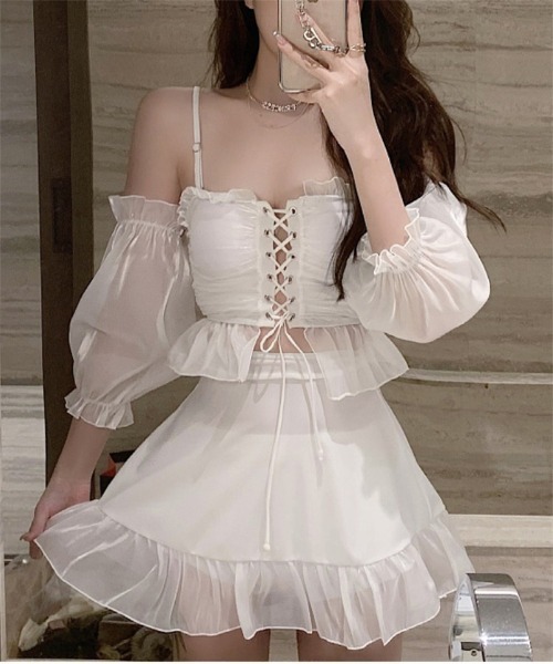 Ritzy（リッツィー）の「オフショルダー ロングパフスリーブ レースアップスカートビキニ 水着（水着・レディース・ブラック/ホワイト・FREE）」の8枚目の写真