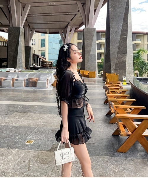 Ritzy（リッツィー）の「オフショルダー ロングパフスリーブ レースアップスカートビキニ 水着（水着・レディース・ブラック/ホワイト・FREE）」の13枚目の写真