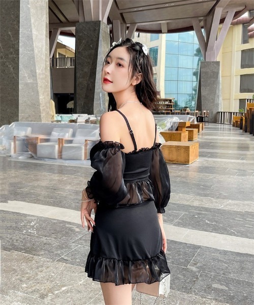 Ritzy（リッツィー）の「オフショルダー ロングパフスリーブ レースアップスカートビキニ 水着（水着・レディース・ブラック/ホワイト・FREE）」の14枚目の写真