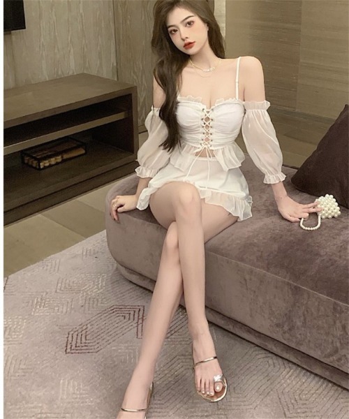 Ritzy（リッツィー）の「オフショルダー ロングパフスリーブ レースアップスカートビキニ 水着（水着・レディース・ブラック/ホワイト・FREE）」の11枚目の写真