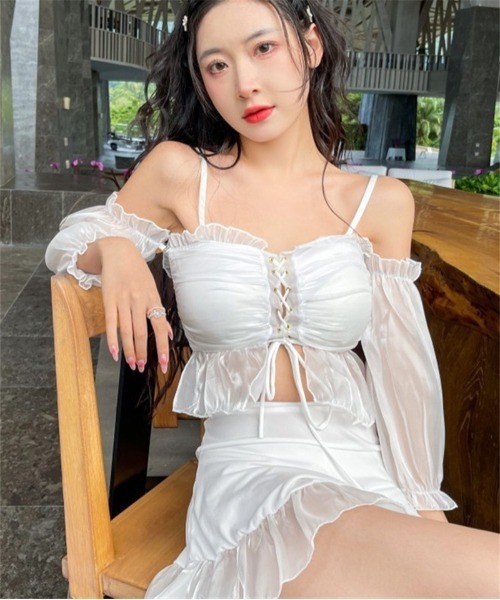 Ritzy（リッツィー）の「オフショルダー ロングパフスリーブ レースアップスカートビキニ 水着（水着・レディース・ブラック/ホワイト・FREE）」の3枚目の写真