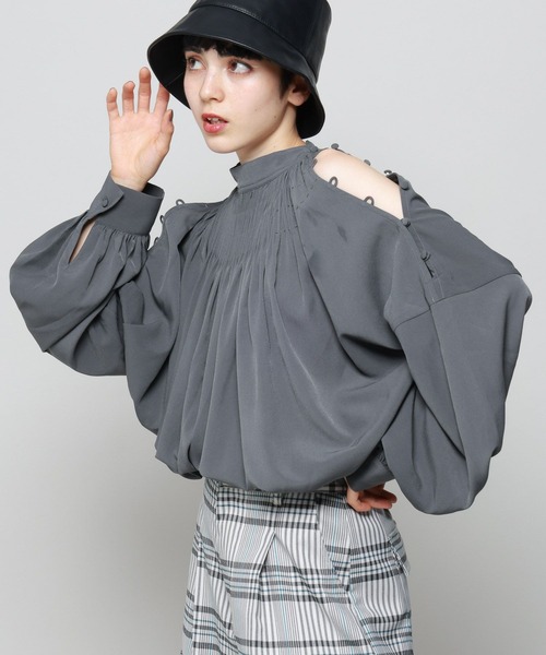 PAGEBOY（ページボーイ）の「オープンショルダーピンタックブラウス（シャツ/ブラウス・レディース・オフホワイト/ブラック/チャコールグレー・FREE）」の3枚目の写真