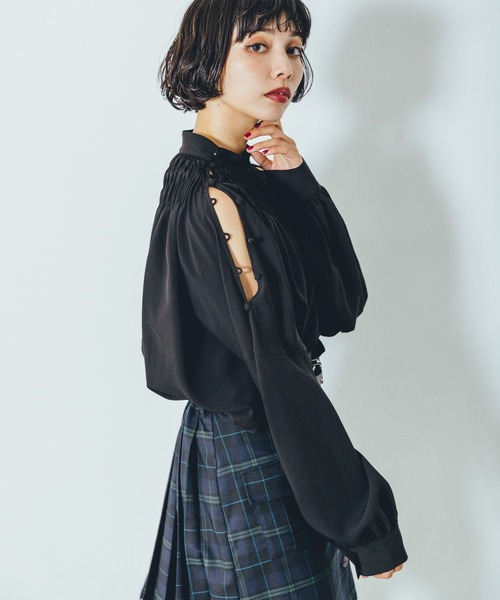 PAGEBOY（ページボーイ）の「オープンショルダーピンタックブラウス（シャツ/ブラウス・レディース・オフホワイト/ブラック/チャコールグレー・FREE）」の2枚目の写真