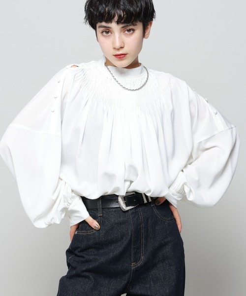 PAGEBOY（ページボーイ）の「オープンショルダーピンタックブラウス（シャツ/ブラウス・レディース・オフホワイト/ブラック/チャコールグレー・FREE）」の5枚目の写真